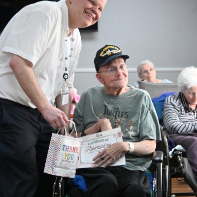 volunteer-with-veteran-resident_small